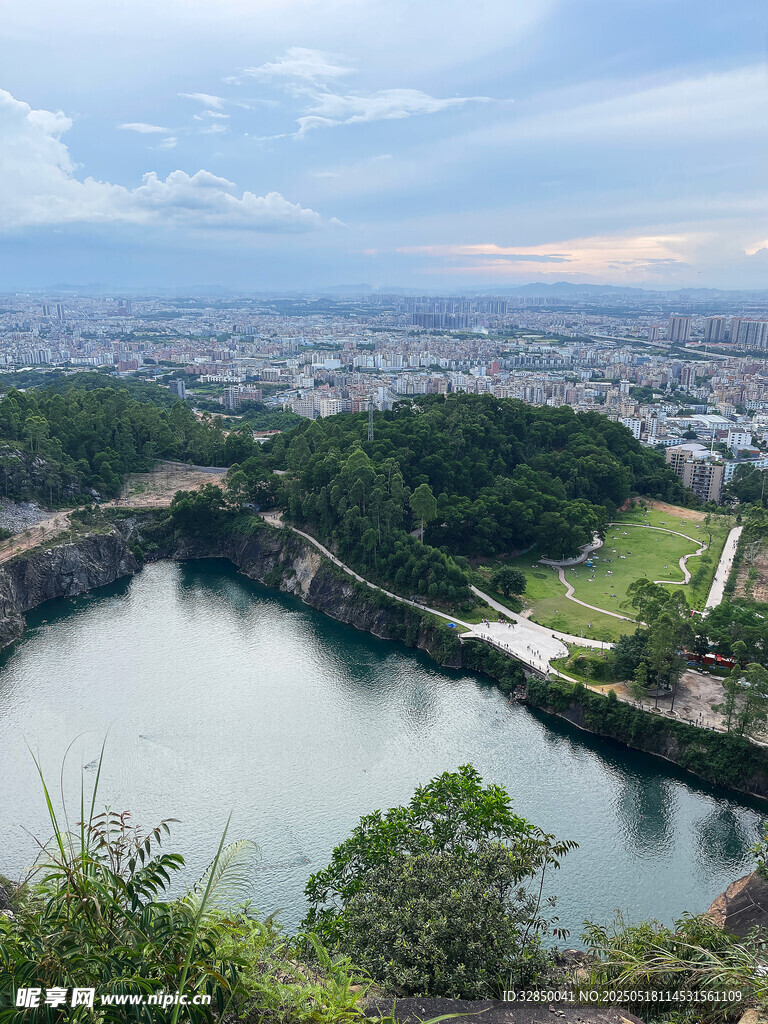 俯瞰美丽湖泊与城市景观
