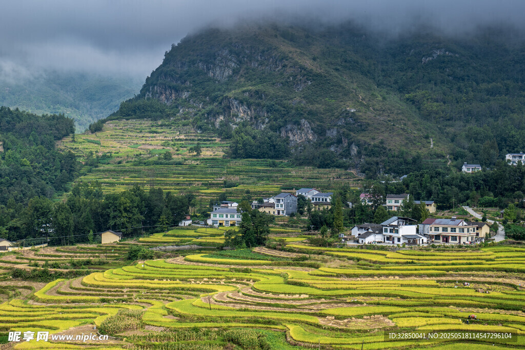 山间田园美景