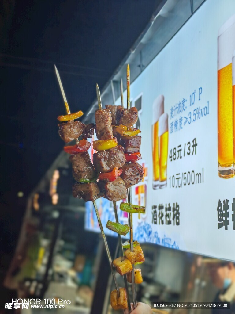 夜市美味烤肉串诱人