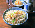 美味虾仁炒饭摆于桌前