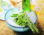 碗中鲜嫩芦笋配米饭
