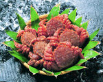 鲜嫩牛肉置于绿叶之上