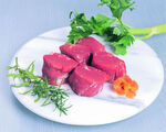 新鲜生牛肉块配香草装饰
