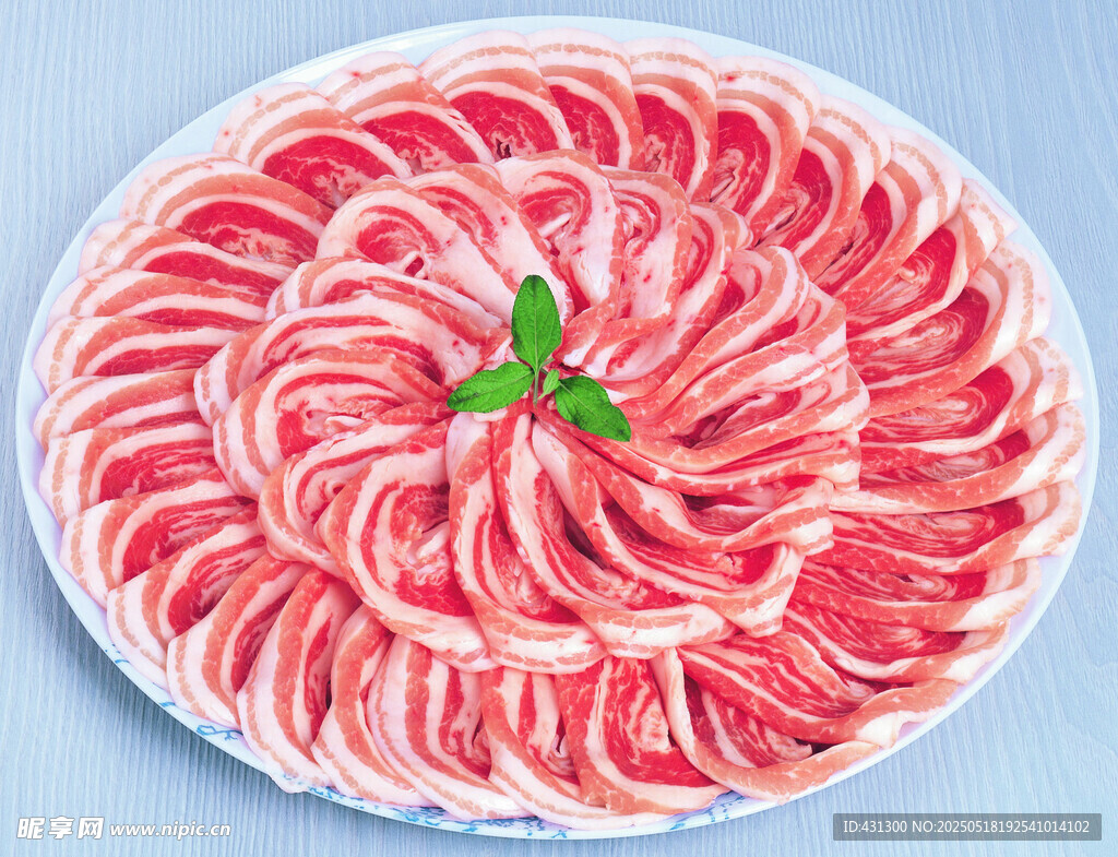 精美摆盘的鲜嫩羊肉卷