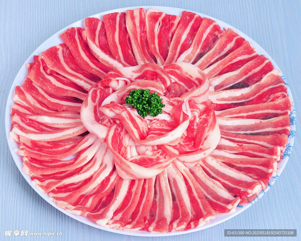 精美摆盘的鲜嫩羊肉卷