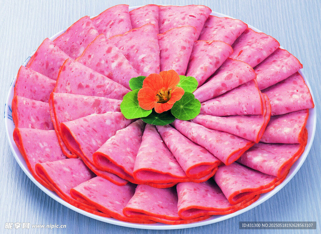 精美摆盘的鲜嫩牛肉卷