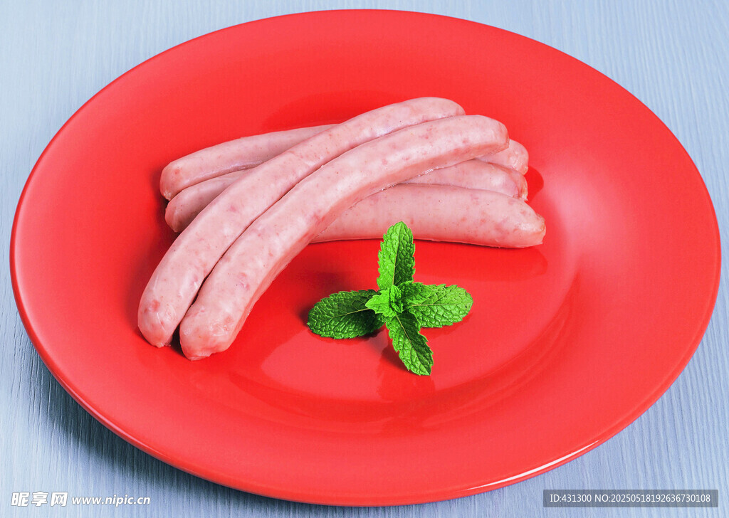 红盘上的美味条状肉制品