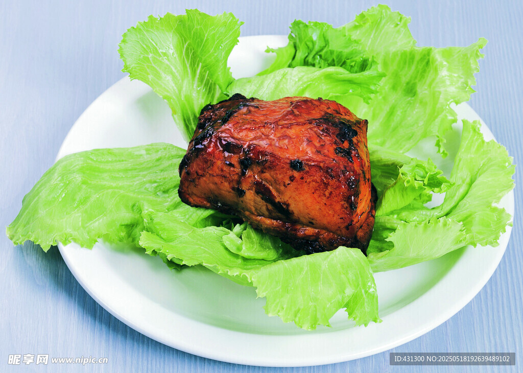 生菜上的美味烤鸡块
