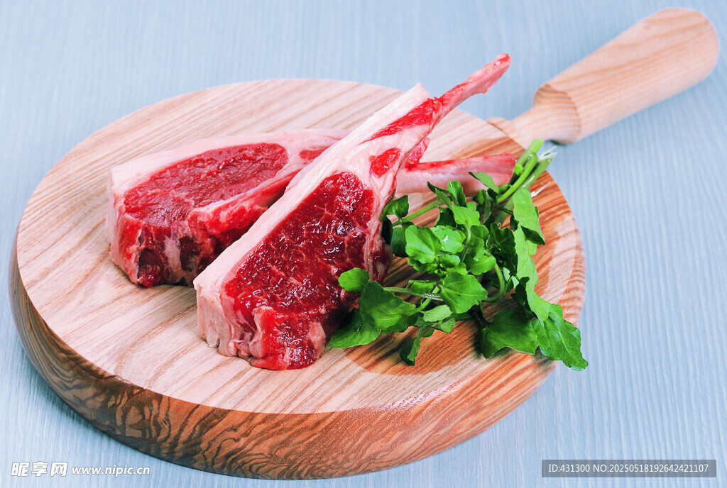 木盘上的鲜嫩生牛肉与香草