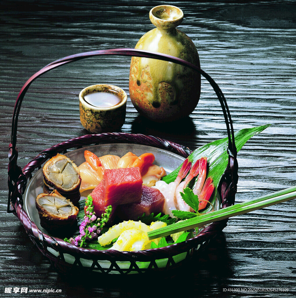 日式刺身拼盘与茶具