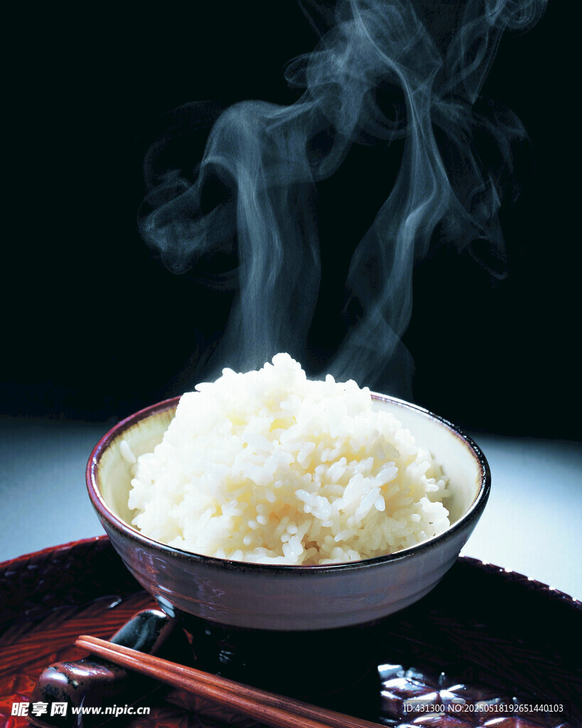 热气腾腾的一碗白米饭