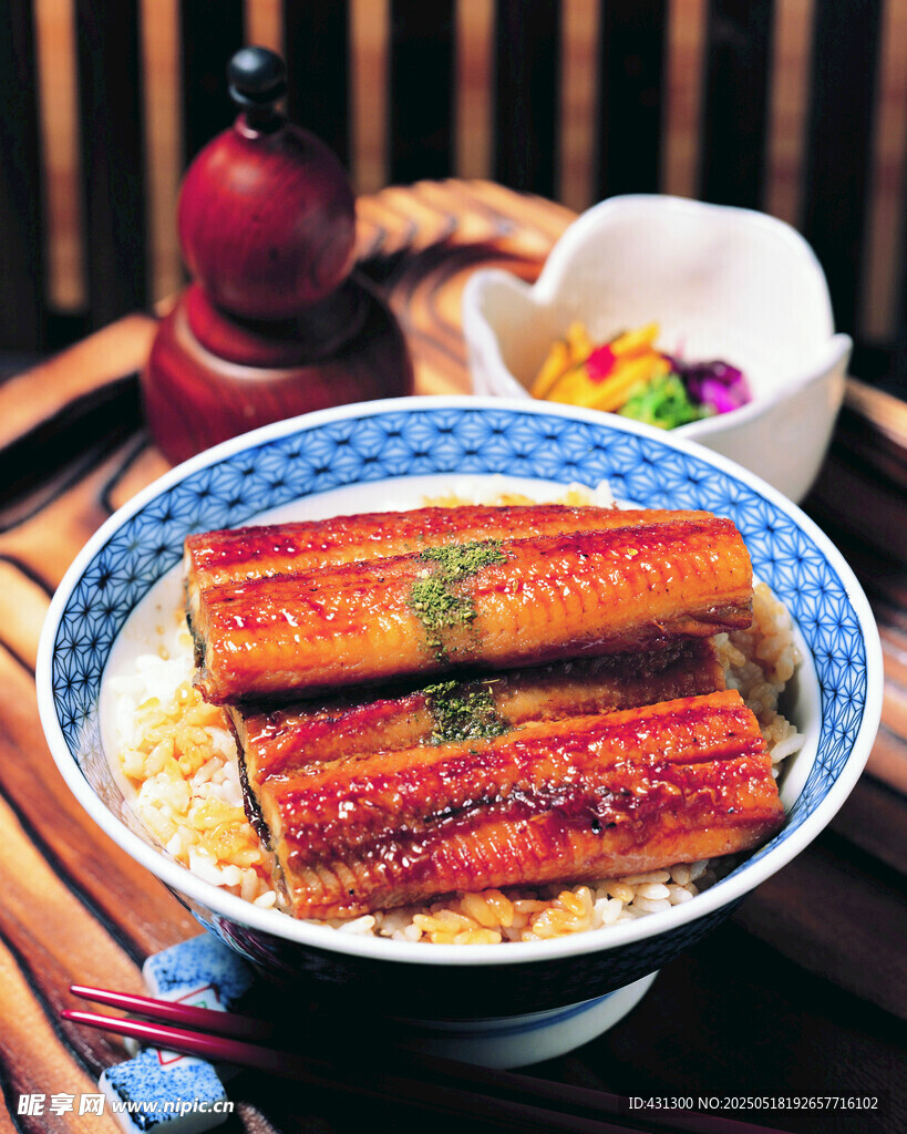 美味鳗鱼盖饭诱人呈现