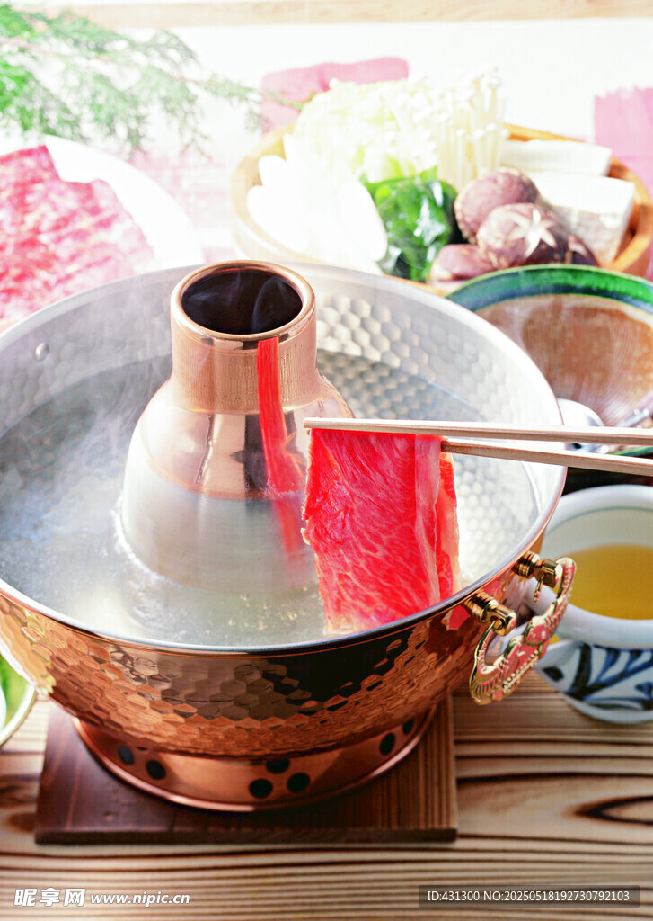 传统铜锅涮肉美食场景