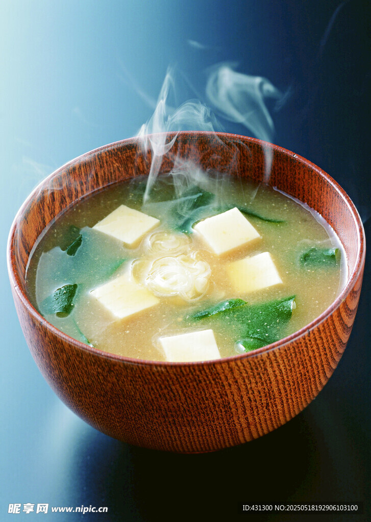 热气腾腾的豆腐味噌汤