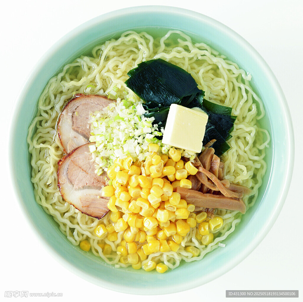 美味拉面碗中食材丰富
