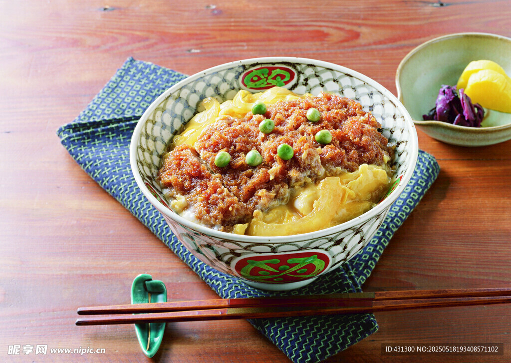 美味肉酱拌面配小菜