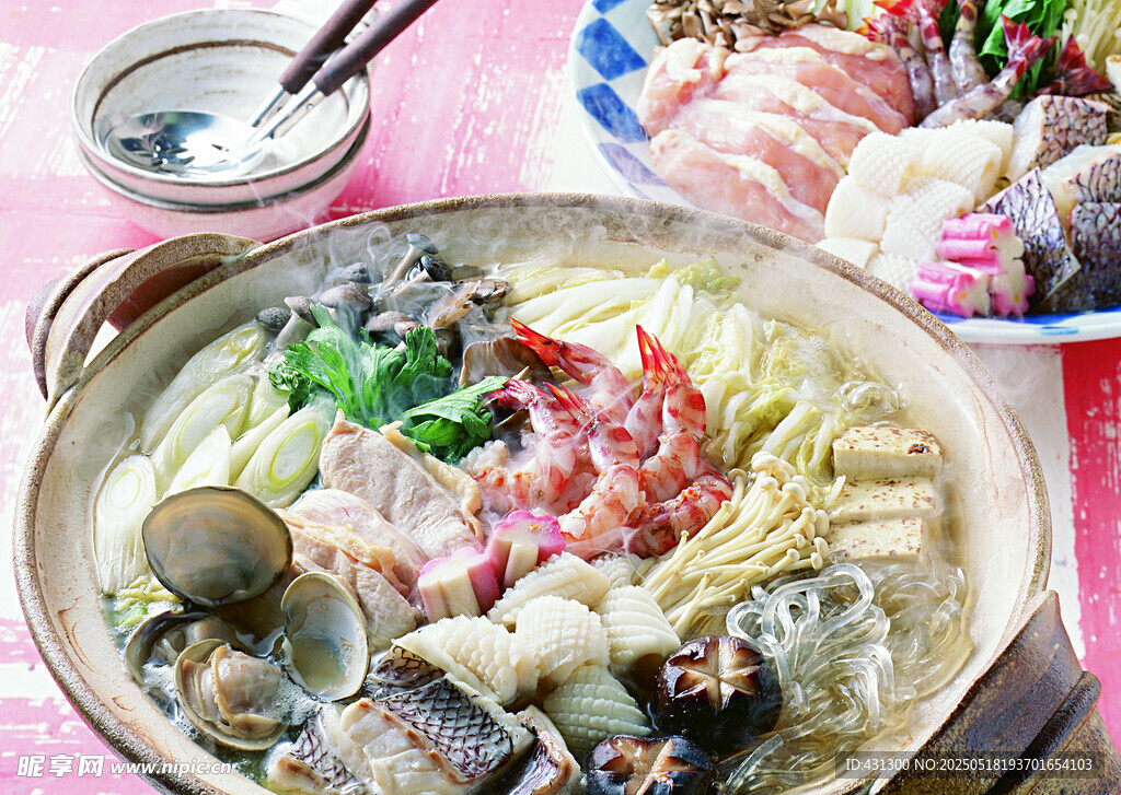 丰盛美味的海鲜火锅大餐