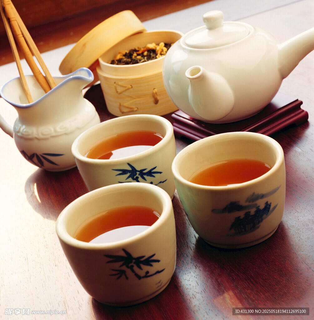 中式茶具与沏好的香茗