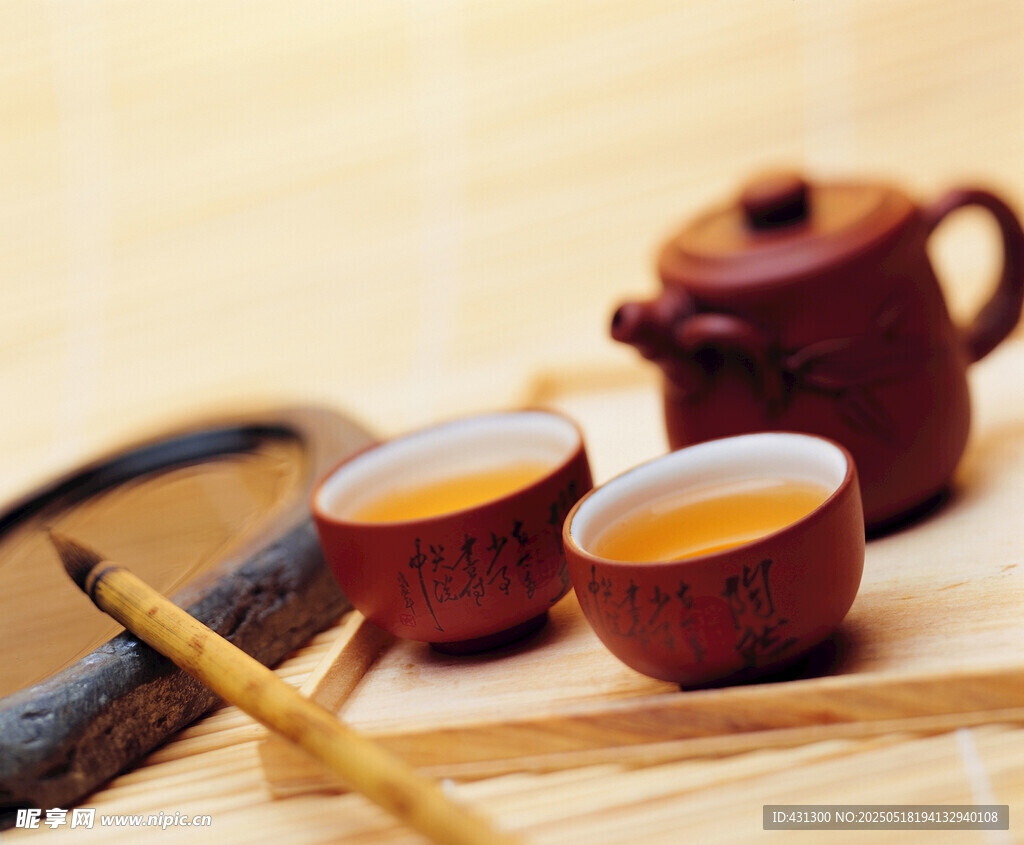 中式茶具与两杯热茶