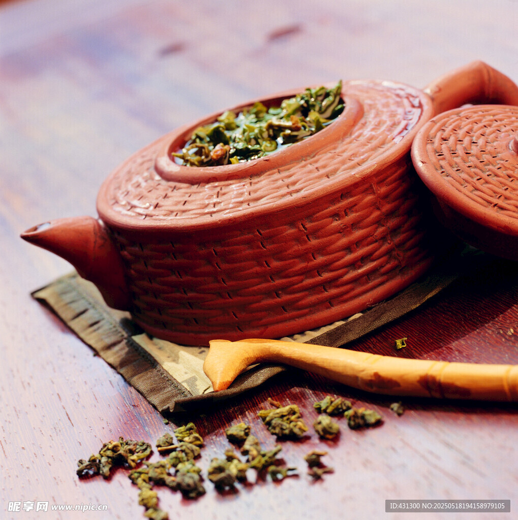 古朴茶壶与散落茶叶