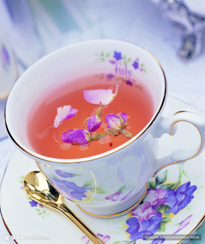 花香四溢的精致花茶