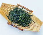 竹盘盛放的鲜嫩茶叶