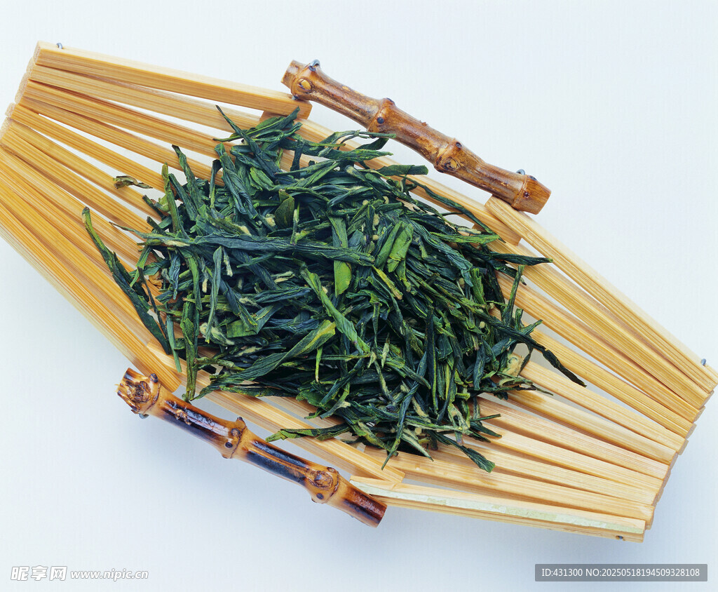 竹盘盛放的鲜嫩茶叶