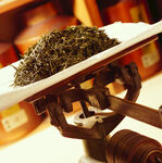 精致茶具上的新鲜茶叶