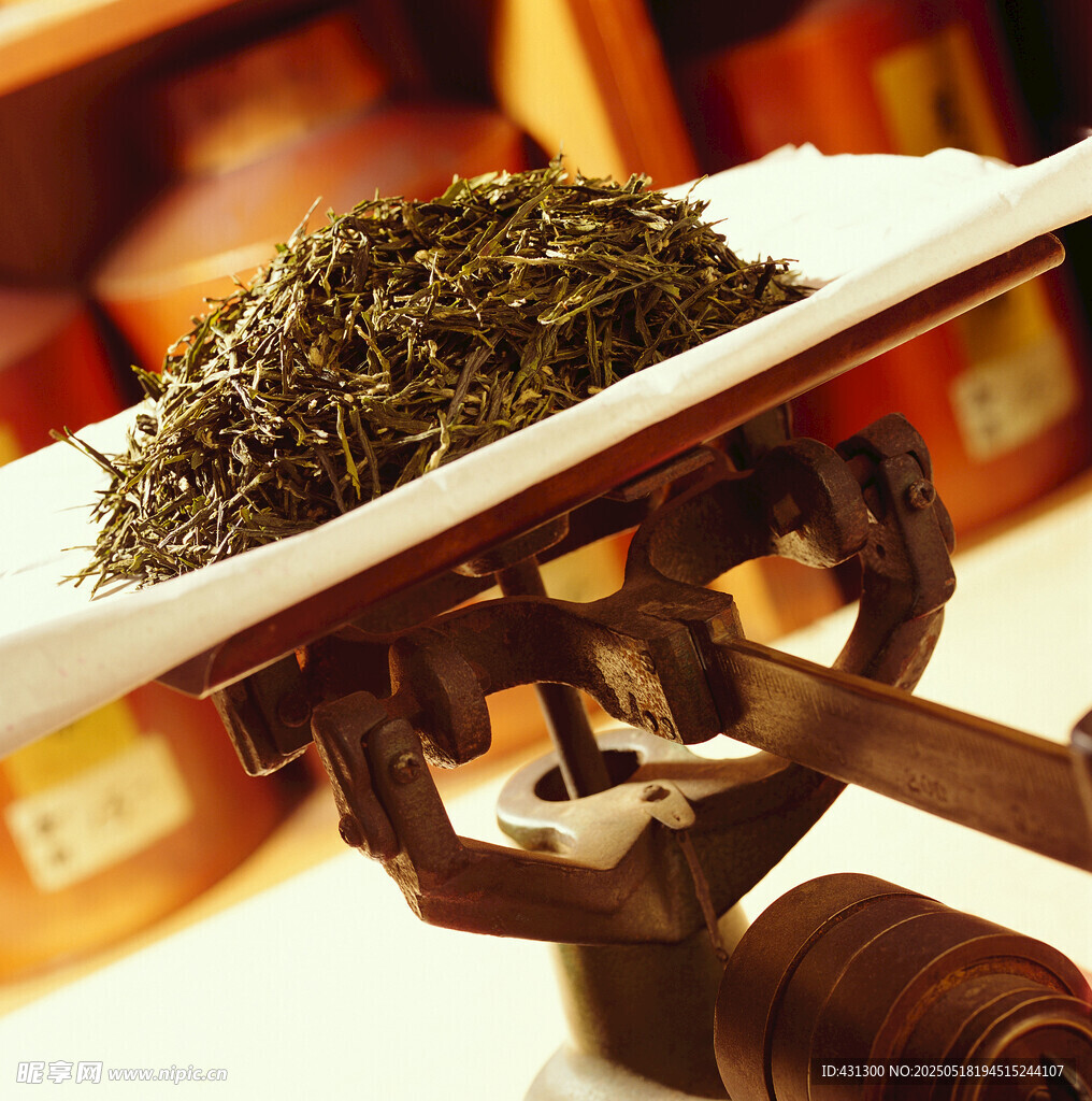 精致茶具上的新鲜茶叶