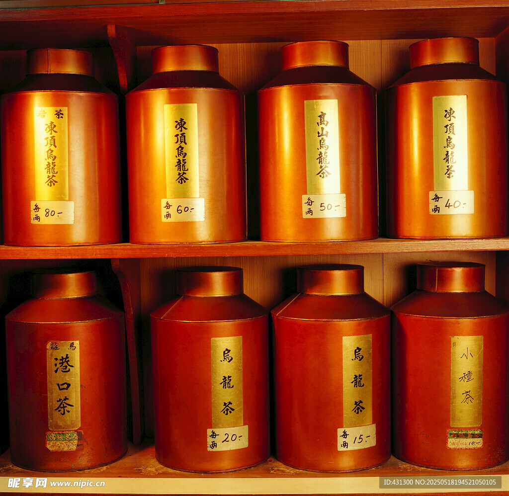 货架上的红色精美瓶罐