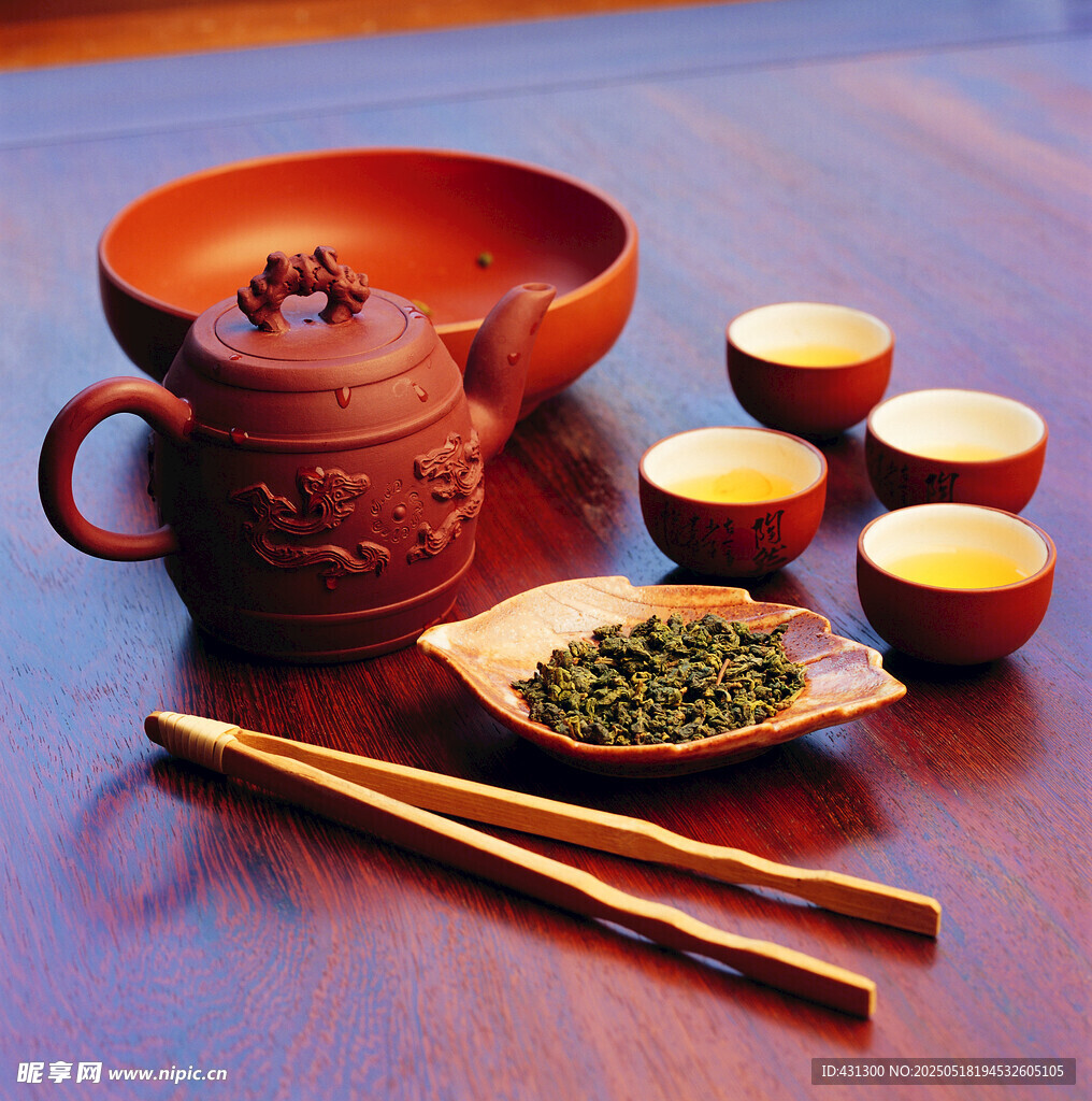 中式茶具与茶叶的雅致组合