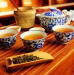 中式茶具与香茗展示