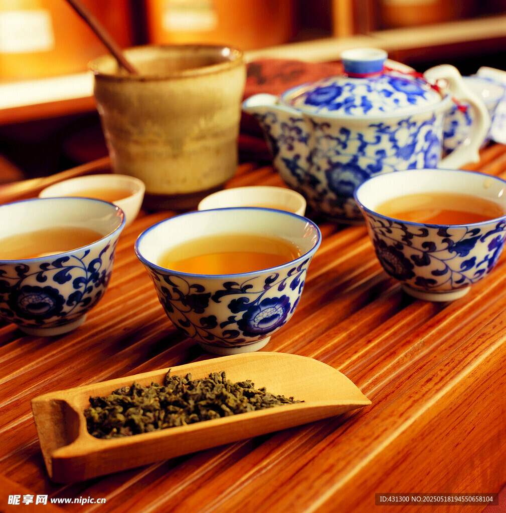 中式茶具与香茗展示