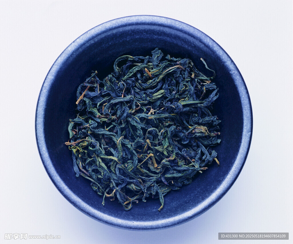 蓝碗中的干茶叶