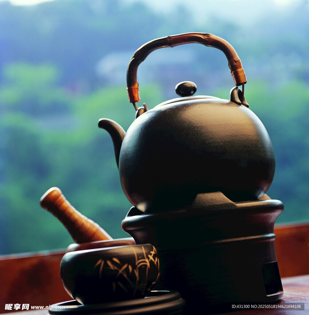 古朴茶具静置于窗前