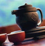 古朴茶壶与茶杯的雅致组合