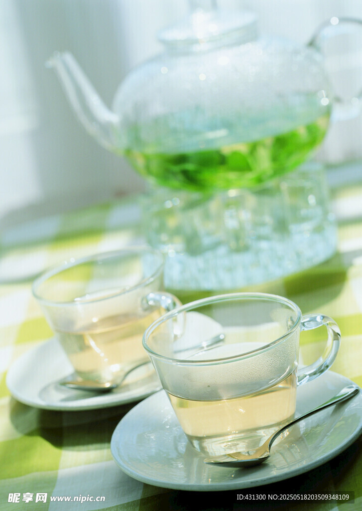 清新茶具与两杯泡好的绿茶