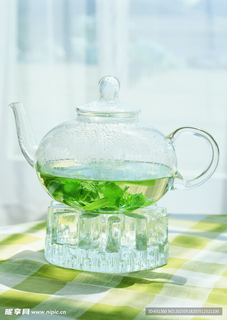 玻璃茶壶中泡着嫩绿茶叶