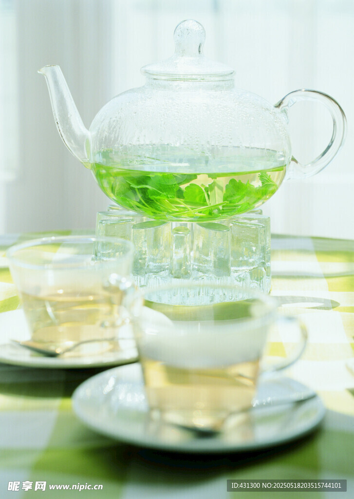 清新玻璃茶具泡绿茶场景