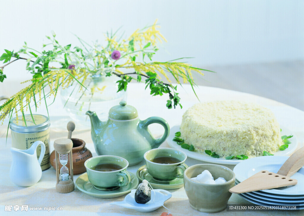 清新茶具与春日花卉组合