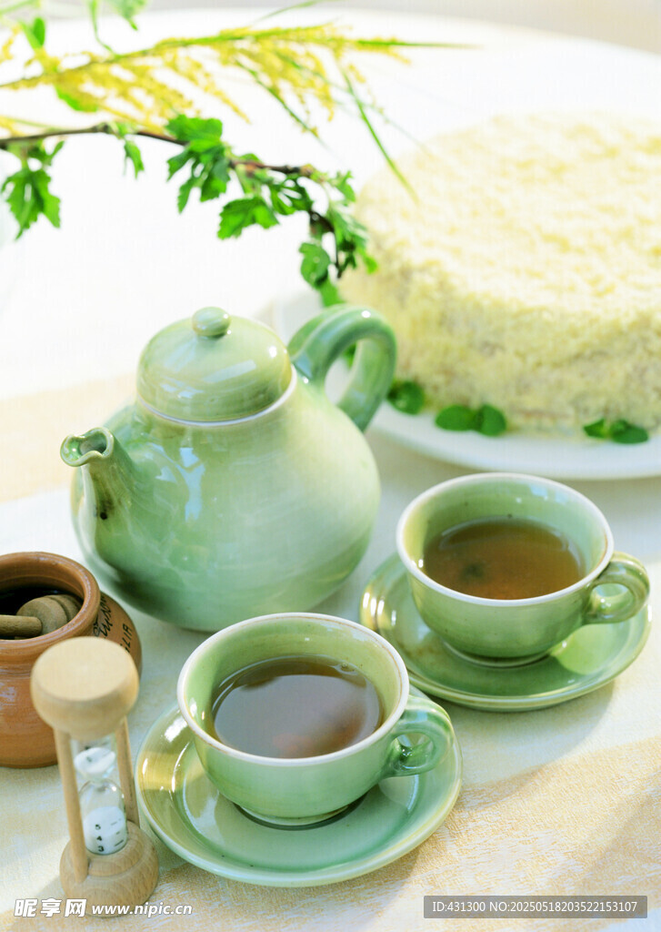 中式茶具与清新茶饮场景