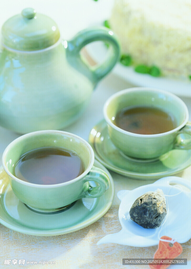 清新绿瓷茶具与茶饮
