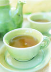 清新绿瓷茶杯中的香茗