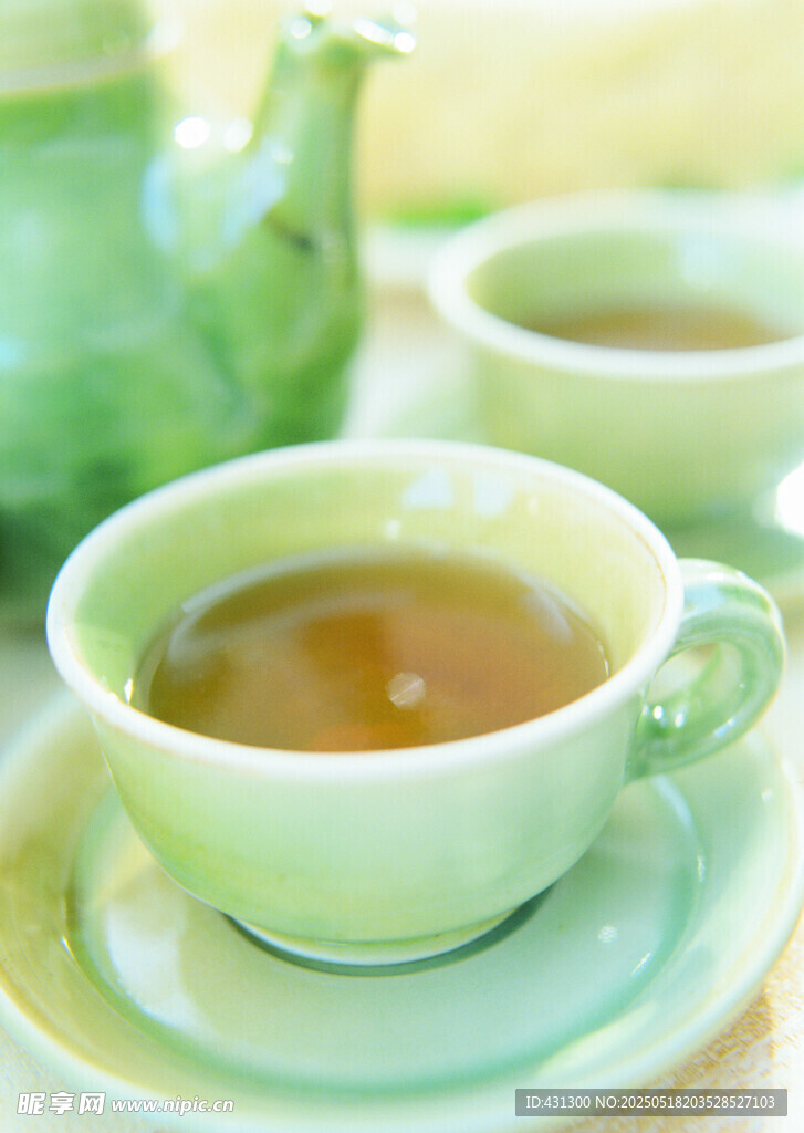 清新绿瓷茶杯中的香茗