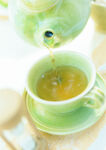 绿茶壶倒茶入绿杯