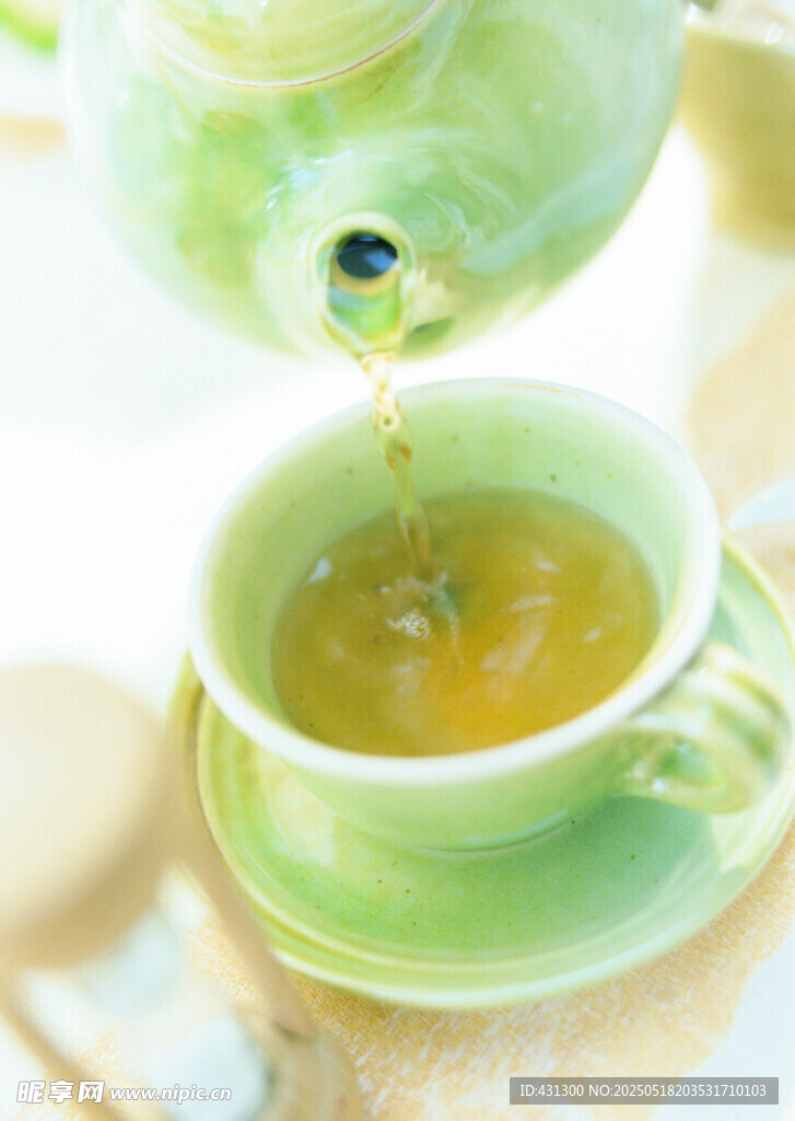 绿茶壶倒茶入绿杯