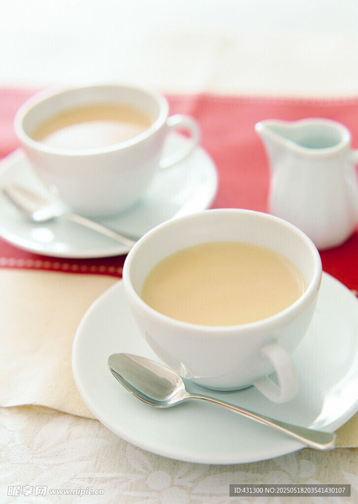 两杯香浓奶茶摆于桌