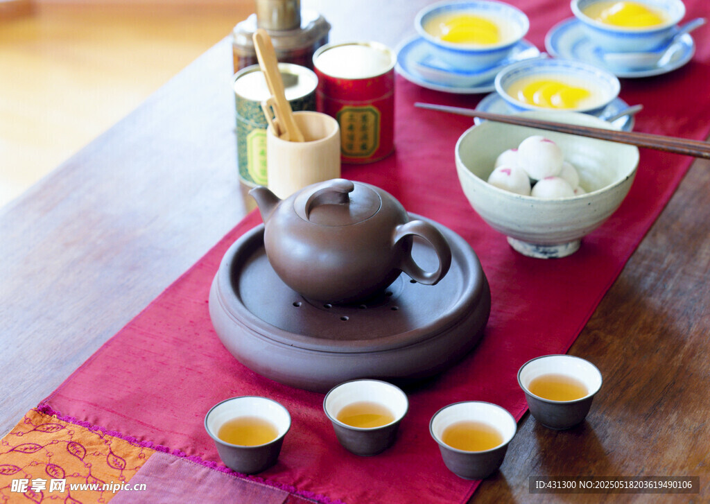 中式茶具与精致小茶杯