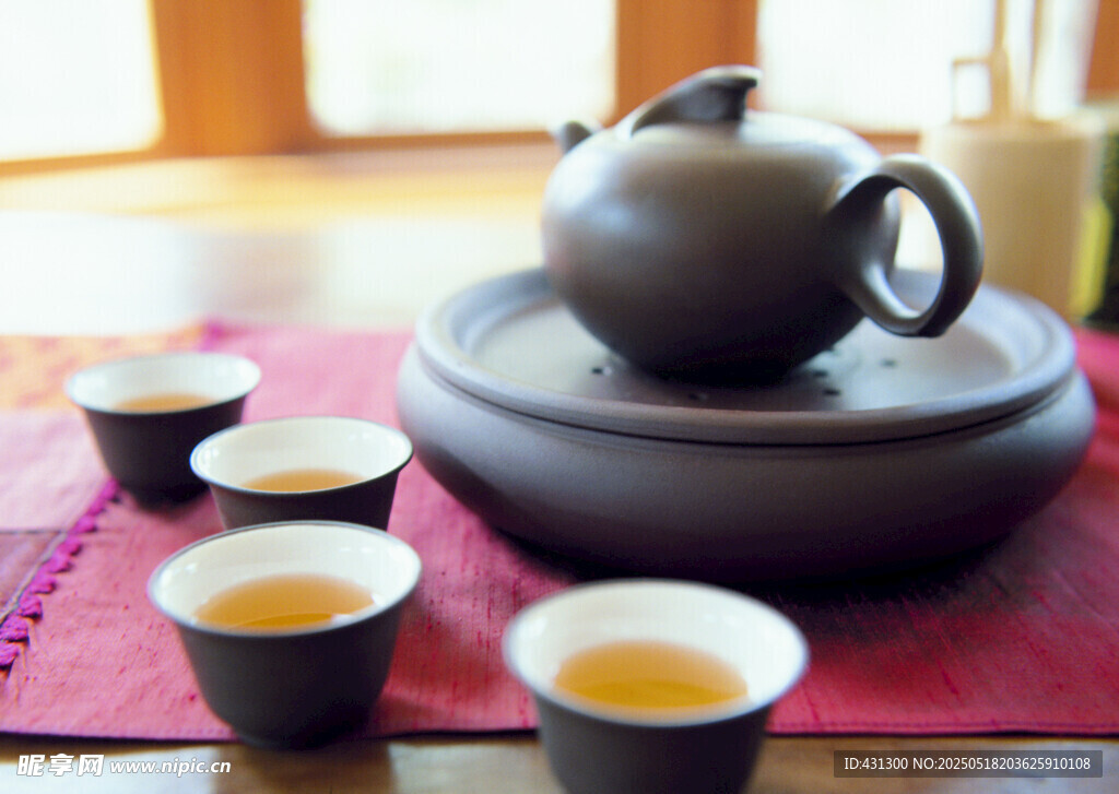 中式茶具与品茗场景