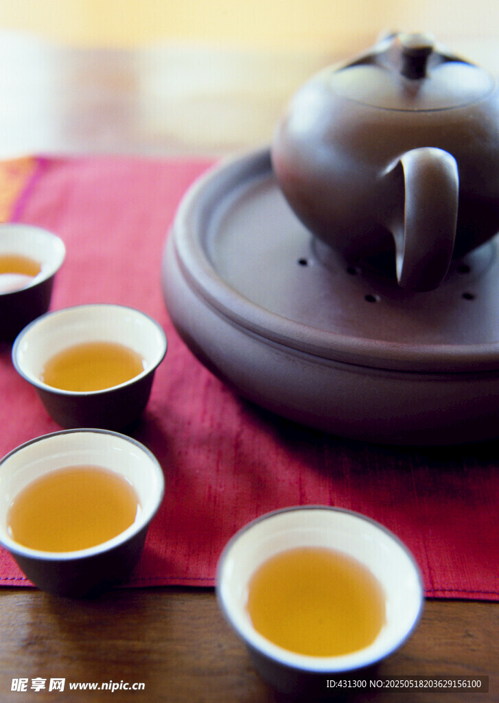 中式茶具与品茗小杯